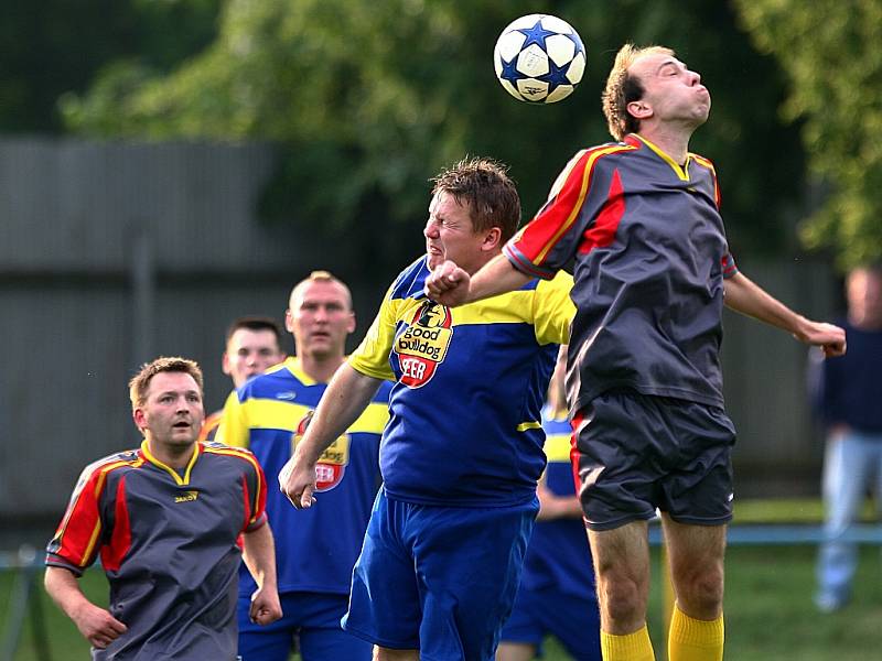 Pohár slaví fotbalisté Mimoně, kteří ve finále porazili cvikovského rivala. 