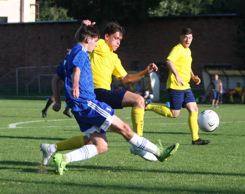 Lokomotiva Česká Lípa (žlutá) doma prohrála derby s Mimoní 1:4.