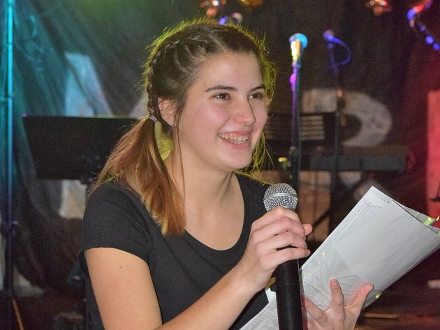 Karolína Hylská je 18letá strážská písničkářka, která se nedávno přestěhovala do Liberce.