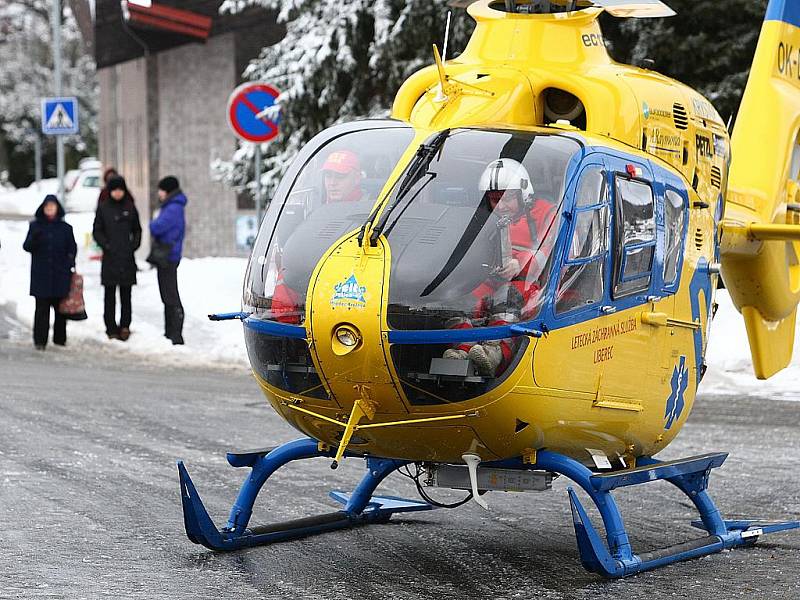 Jedna z dívek zůstala pod koly kamionu. Nehoda se stala v blízkosti autobusového nádraží v Novém Boru.