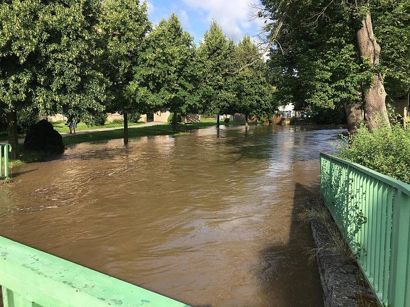 Povodně zaměstnaly i dobrovolné hasiče v Zákupech.