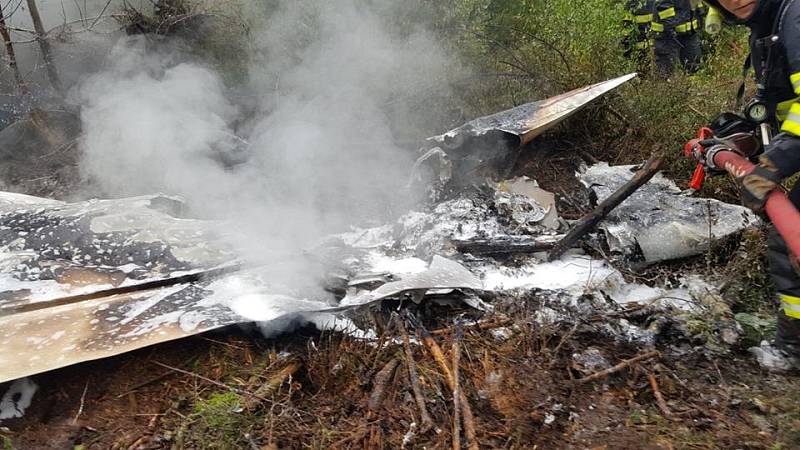 Letadlo se zřítilo v lesích asi kilometr od Stráže pod Ralskem u vrchu Lipka. Po pádu začalo hořet. 