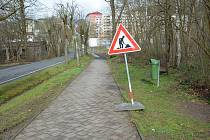 Z ulice Rumburských hrdinů v Novém Boru, kde kácením stromů a keřů začala plánované stavba nové cyklostezky do Radvance.