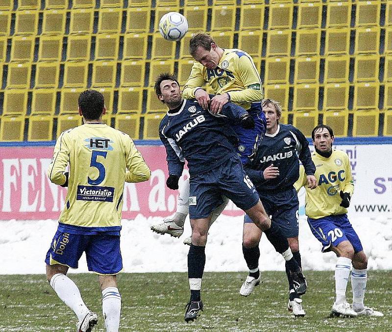 Holeček, Matula a Ljevakovič 5 sledují souboj Kučery s Kleinem.