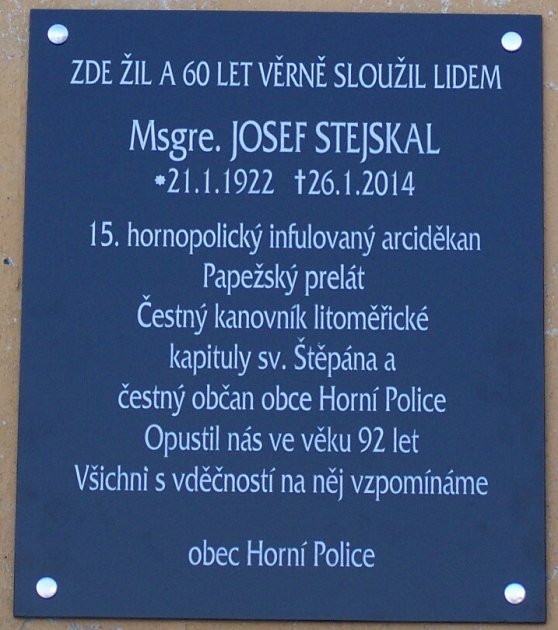 Arciděkana Josefa Stejskala teď v Horní Polici připomíná nová pamětní deska a znak umístěné na budově fary v mariánském poutním areálu v Horní Polici. 