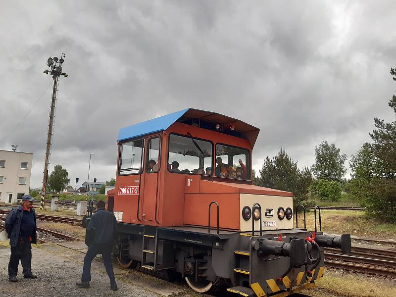 Železničáři vytáhli v Lípě parní „Šlechtičnu“ a udělali radost školákům.