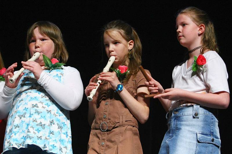 Školní akademie ZŠ 28. října v České Lípě se konala na velkém sále KD Crystal. 