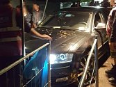 Opilý řidič se pokusil vjet autem do areálu festivalu Mácháč. Zranil při tom pracovnici ochranky.