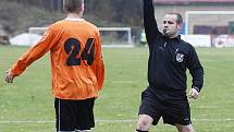 Zápas podzimu v krajské I. A třídě ovládli fotbalisté Mimoně, kteří porazili Skalici 4:0. Šíma dostává od rozhodčího Krále žlutou kartu.