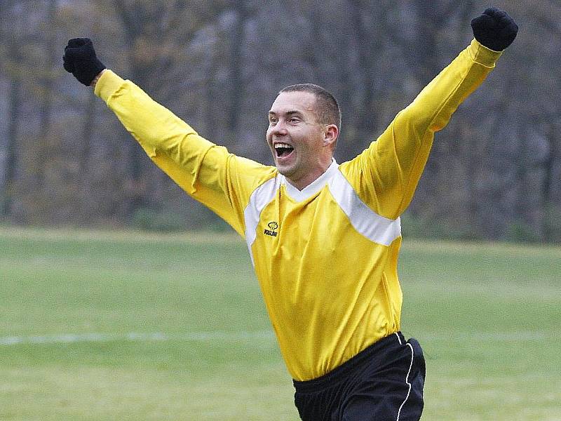 Úvodní zápas jarních odvet v rámci I. A třídy vyšel hráčům Mimoně skvěle, když vyhráli ve Vratislavicích. Na snímku z podzimního derby se Skalicí je Jan Sutr.