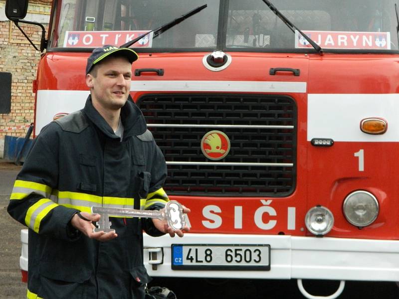 V sobotu dopoledne hasiči auto po přestavbě slavnostně představili veřejnosti.