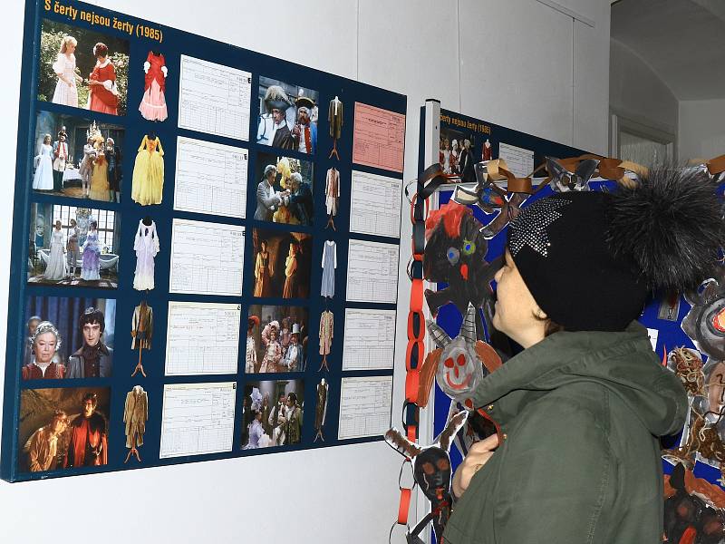 Výstavu kostýmů a rekvizit z oblíbené pohádky S čerty nejsou žerty otevřelo v sobotu Městské muzeum v Mimoni.