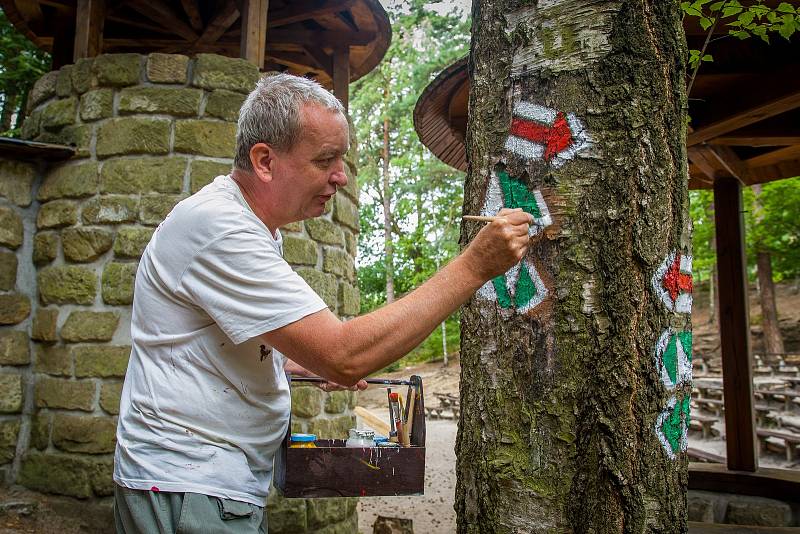 Jaromír Růžička, člen klubu českých turistů, provádí značení turistické trasy ve Sloupu v Čechách na Českolipsku. Snímek je z 5. července.