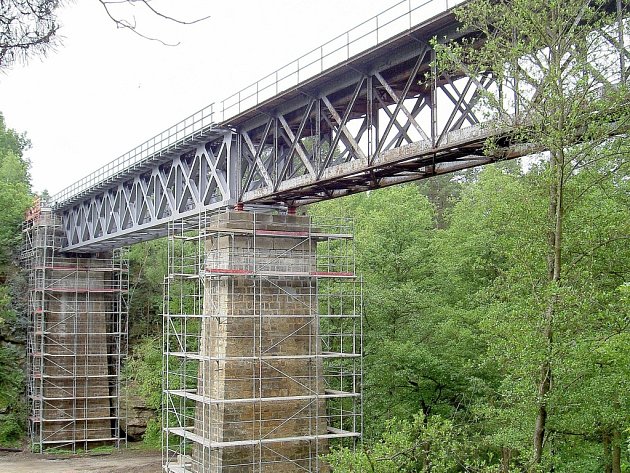 Od konce května je na železniční trati 087 v úseku mezi Českou Lípou a Blíževedly výluka, která potrvá až do poloviny srpna. Důvodem je výměna železničního mostu v Zahrádkách. 