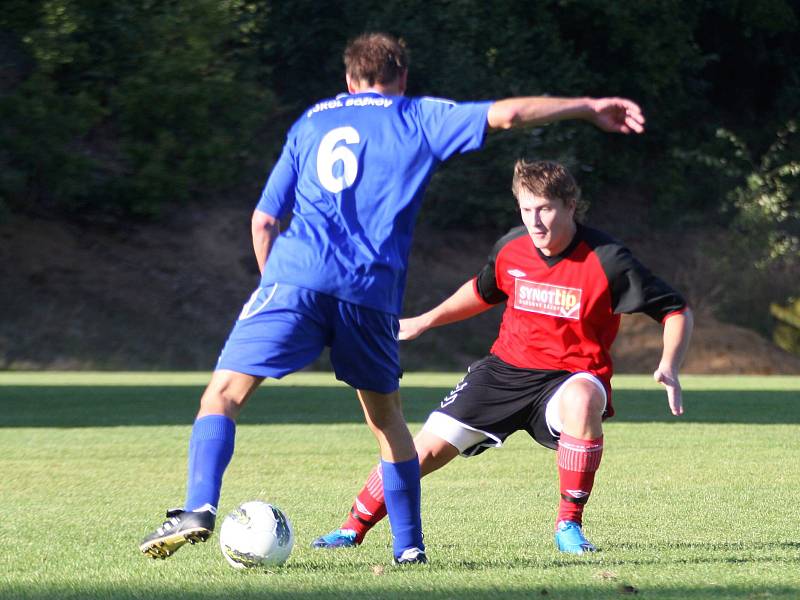 Mimoň - Bozkov 1:1 (0:0). Wanzig v souboji s hostujícím Kobrlem.