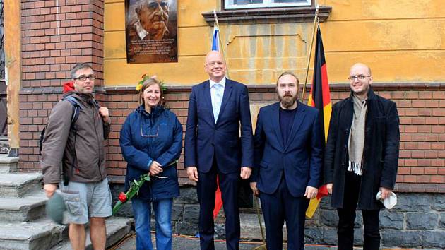 Z iniciativy vedení obce byla během svatováclavského podvečera v Kravařích na budově někdejší družstevní mlékárny odhalena pamětní deska místnímu rodákovi Kurtu Krolopovi.