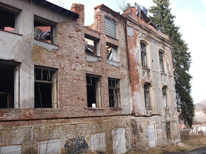 O budoucnost zchátralého objektu v Kamenickém Šenově se během středeční návštěvy města zajímal hejtman Libereckého kraje Martin Půta. Sešel se zde se současným majitelem budovy.