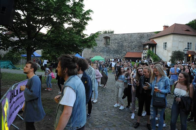 Přehlídka studentských kapel Škola rocku na vodním hradě Lipý v České Lípě