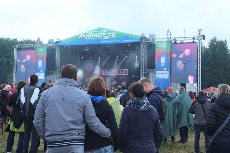 Hudební festival Hrady CZ začal v pátek pod Bezdězem. Zahráli No name, Tomáš Klus, Mig 21 a Mirai.