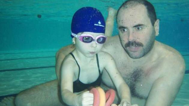 Do pěti let věku dítěte se o plavání příliš mluvit nedá. S malými dětmi si instruktoři ve vodě spíše jen hrají, stejně jako to dělá instruktor plavání Jiří Šarfa (na snímku).