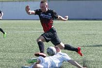 Frýdlant - Arsenal Česká Lípa 4:0 (3:0). Frýdlantský Buřita (v bílém) se snaží zastavit průnik Hodače.