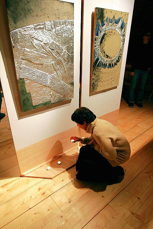 Výtvarné náměty, které téměř vždy vycházejí z reality, ale jsou barevně i tvarově přetvořené do kompozic a vznikají na základě momentálních pocitů. Taková je tvorba Olgy Svatošové, jež právě vystavuje v Městském muzeu v Mimoni. 