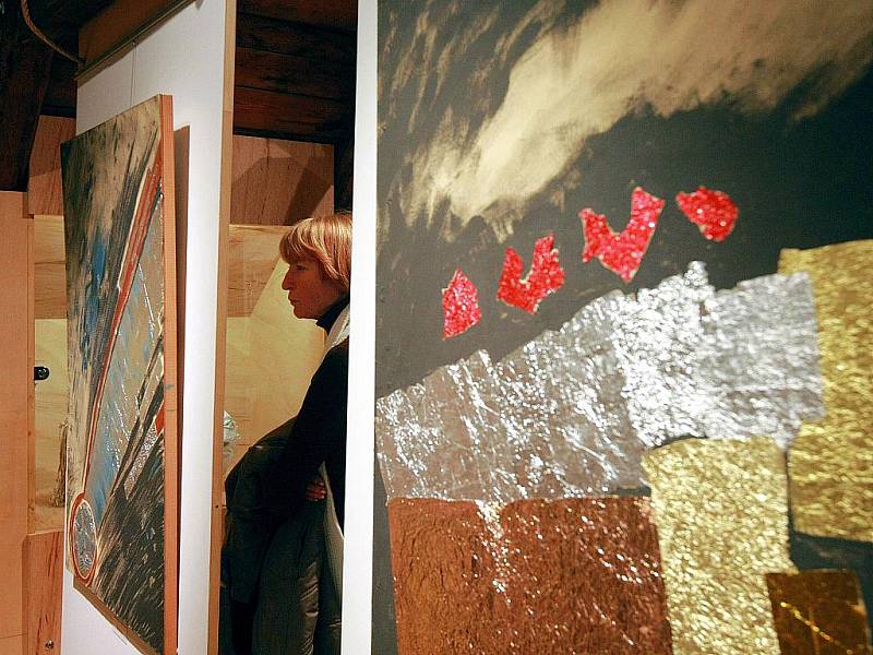 Výtvarné náměty, které téměř vždy vycházejí z reality, ale jsou barevně i tvarově přetvořené do kompozic a vznikají na základě momentálních pocitů. Taková je tvorba Olgy Svatošové, jež právě vystavuje v Městském muzeu v Mimoni. 