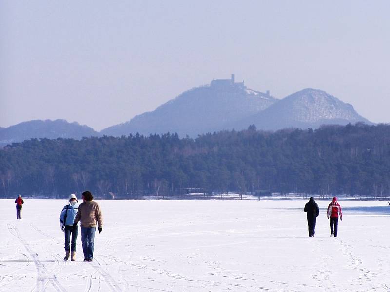 Zamrzlé Máchovo jezero.