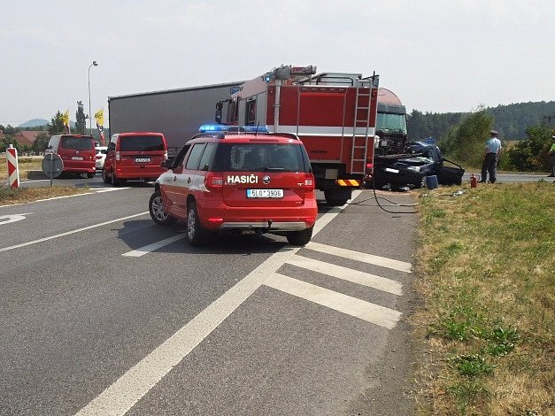 Dopravní nehoda nákladního auta s osobním si v pátek v Jestřebí vyžádala lidský život.