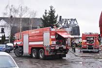 Požár zasáhl ve čtvrtek kolem poledne bytový dům v Nemocniční ulici v Novém Boru. Evakuovat se muselo 17 lidí, nikomu se nic nestalo.
