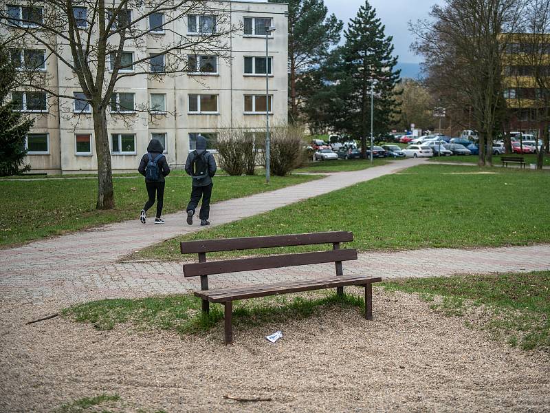 Pátrání po telefonních budkách v České Lípě dopadlo neúspěšně. Všechny už zmizely. Některá místa zejí prázdnotou. Někde byste si ještě mohli rozříznout chodilo, jinde zas místo, odkud jste si mohli zavolat, ozdobilo dětské hřiště a lavičky. Podobně jako v