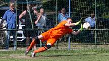 Dubice hrála s Jestřebím 1:1, ale na penalty podlehla 4:5. Gólman Procházka vyráží Perglovu penaltu a vzápětí on sám pátou proměnil ve dva body pro Jestřebí.