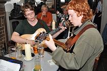 V Irsku se šli podívat do jednoho z barů a přinesli si i nástroje. Věra Klásková se synem Ondřejem pak u stolu zahráli místním.