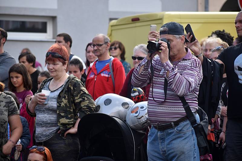 Cvikov se bavil vepřovými hody.