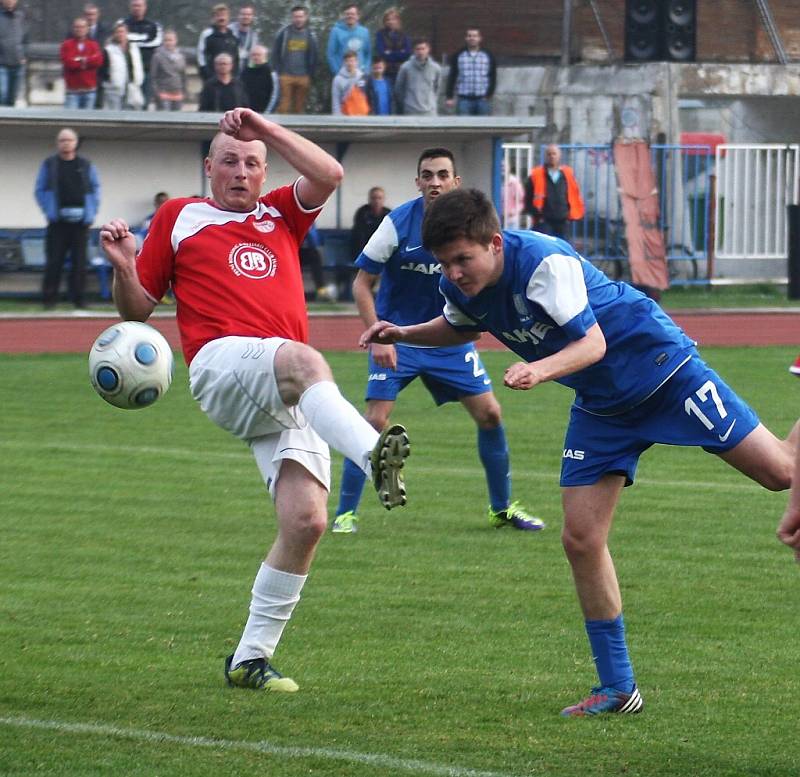 Česká Lípa - Mírová 8:1. Hejduk (Mírová - v červeném) se snaží zablokovat hlavičku Klimenta.