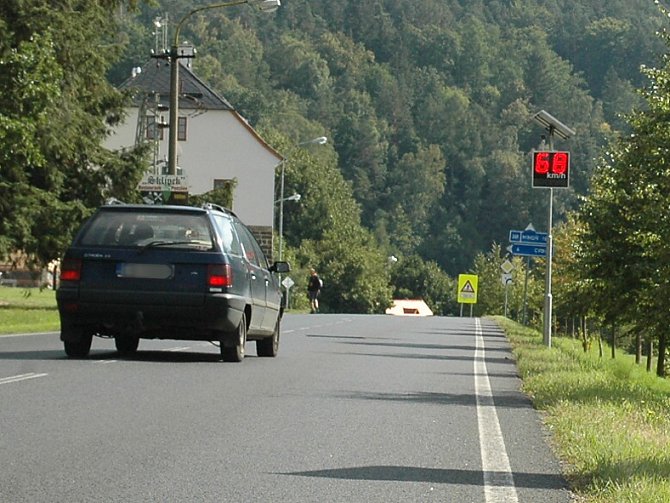 Dva radary upozorňující řidiče na maximální povolenou rychlost v obci „vítají“ nově motorizované návštěvníky Sloupu v Čechách.