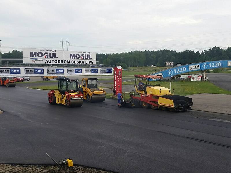 Na autodromu u Sosnové mění celý povrch dráhy. Nový asfalt poprvé vyzkouší hasiči během kurzu Bezpečnostních jízd.