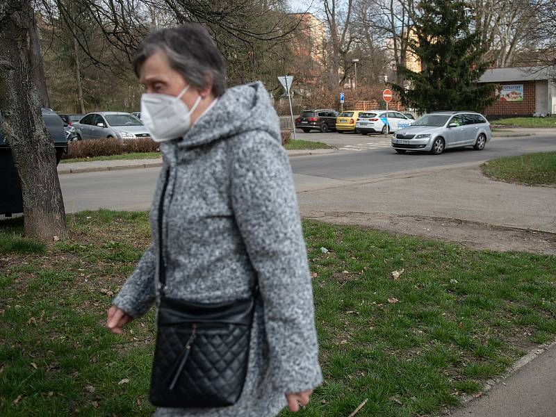 Pátrání po telefonních budkách v České Lípě dopadlo neúspěšně. Všechny už zmizely. V ulici Roháče z Dubé byste místo hledali marně. V druhé polovině roku 2019 došlo k rekonstrukci chodníku.