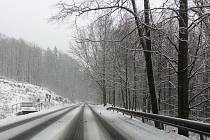 Uježděný sníh komplikoval provoz na hlavní silnici 13 z Nového Boru na Děčín.