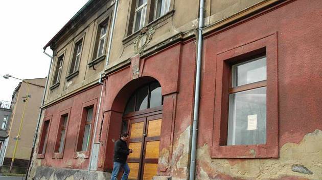 Do bývalého hotelu Koruna v centru Žandova se na podzim po stávající přestavbě přestěhuje radnice, knihovna a klub seniorů.