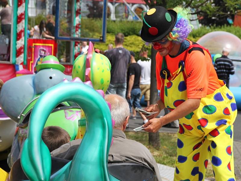 Kdo dorazil na slavnosti s dětmi, zřejmě se nevyhnul kolečku po parkovišti u Kulturního domu Crystal. Fronty se stály na autíčka, strašidelný hrad, trampolíny i vodní zorbing.