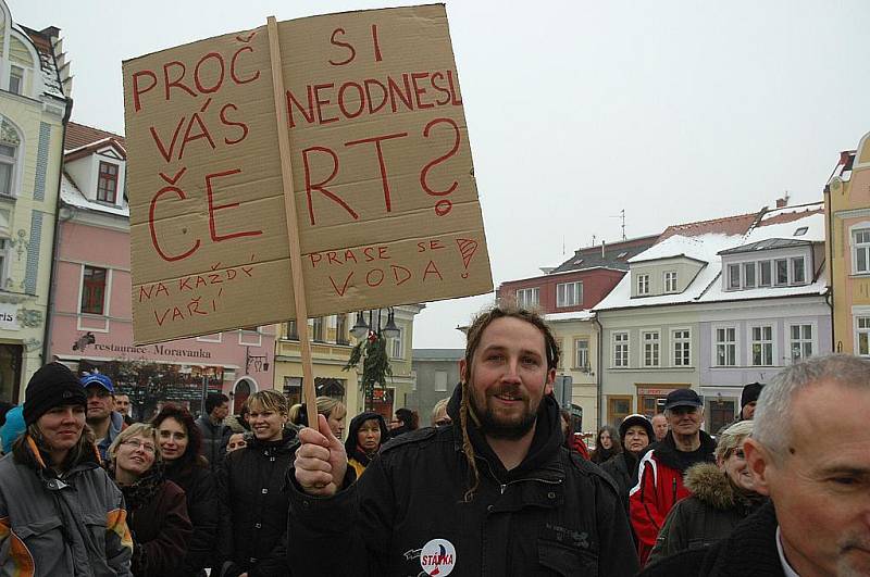 PROSINEC. Stávka odborářů se nevyhnula ani České Lípě. Na náměstí se sešly asi tři stovky úředníků, policistů, hasičů a dalších stávkujících.