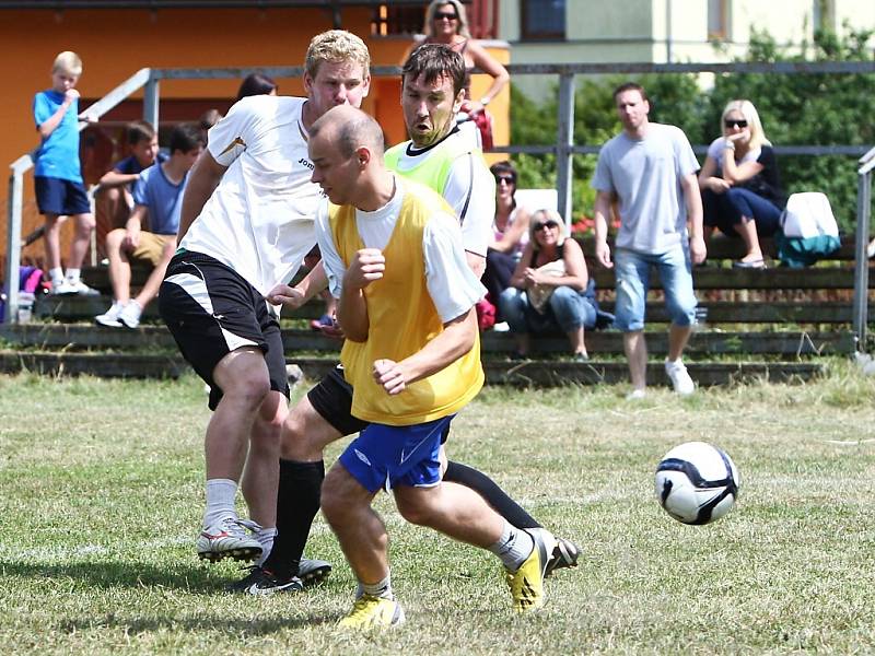 FC Notorici - Komik Team. Kaňkovský (Komik) zakončuje mezi obránci Notoriků.