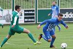 Motorlet Praha - Arsenal Česká Lípa 4:0 (0:0). Hanek (Meteor - v zeleném) se snaží zastavit akci Ladry.