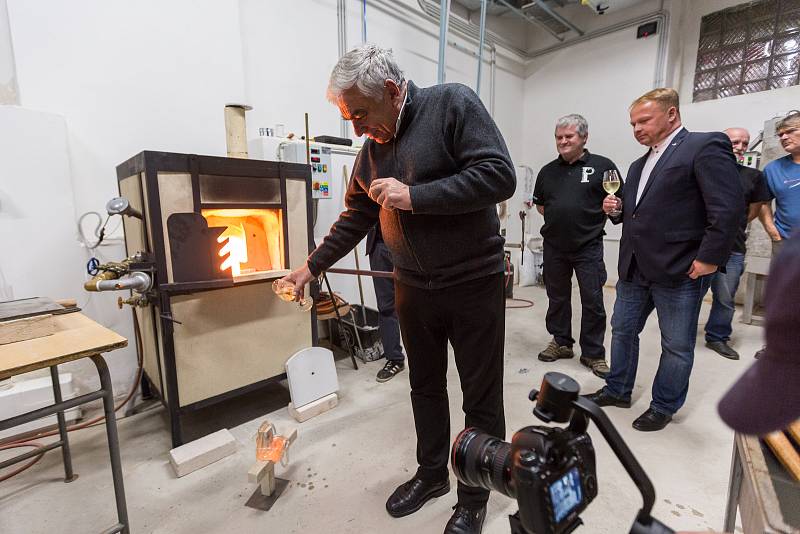 Pec, kterou stavěla firma Pačinek Glass, škola pokřtila během sobotního dne otevřených dveří a Noci skla a světla. Dostala jméno Johanka.