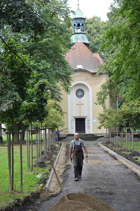 Cestáři upravují příchod ke kostelu Mistra Jana Husa v České Lípě.