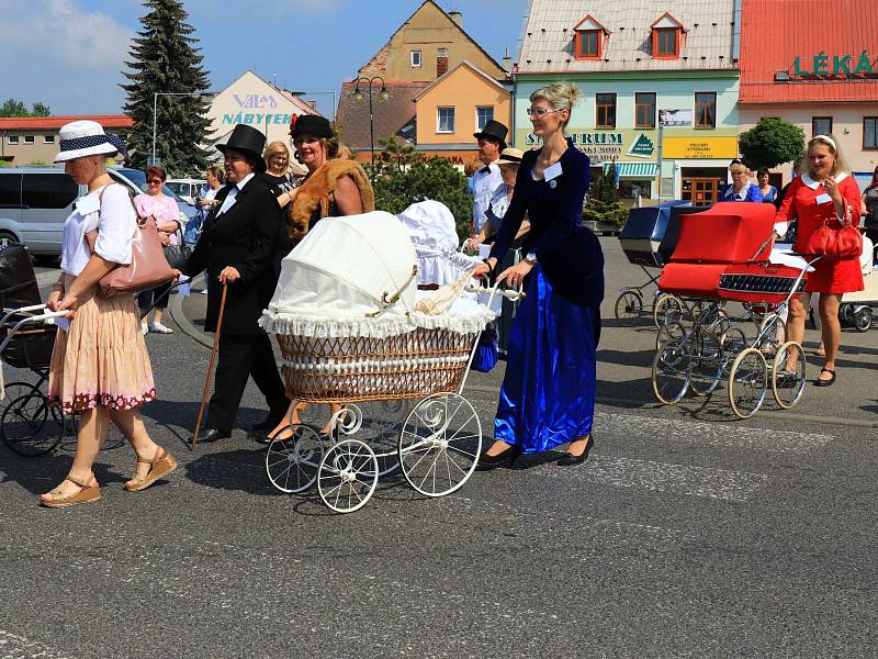 Stovka historických a retro kočárků se sešla v sobotu v Mimoni. První setkání uspořádal Spolek historie Mimoňska společně s městem.