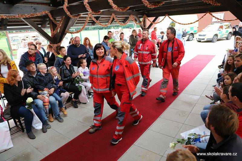 Záchranáři doprovodili prvňáčky do školy v Kravařích.