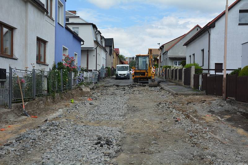 V ulici Pod Špičákem ve Staré Lípě pobíhá generální rekonstrukce chodníků i vozovky, které byly roky v havarijním stavu