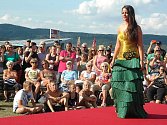 Dvaatřicet dívek, ale i jedenadvacet mužů se v roce 2014 představilo v Doksech u Máchova jezera.